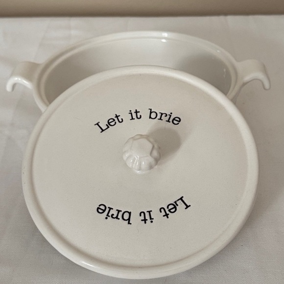Mud Pie “| Let It Brie” Ceramic Brie Baker with Cheese Spreader - Picture 4 of 8